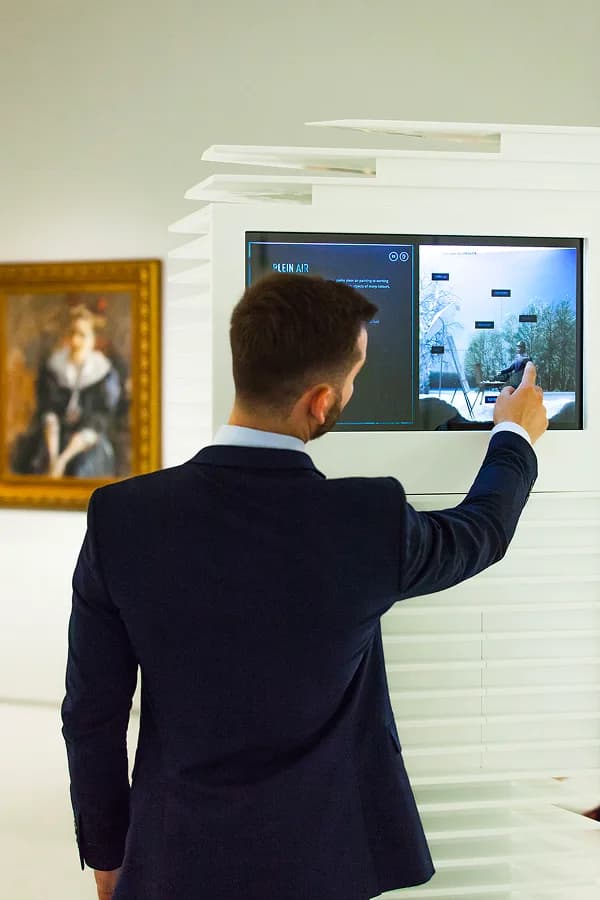 Portrait view of a visitor using the studio and plein-air installation.